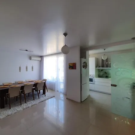 Luxury Three Bedroom Apartment-